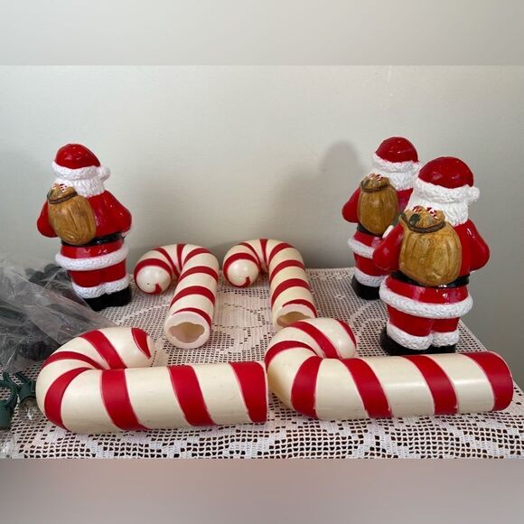 Set of 7 || Vintage DYNAGOOD lighted garden stakes Santas and Candy canes molds - Picture 8 of 11